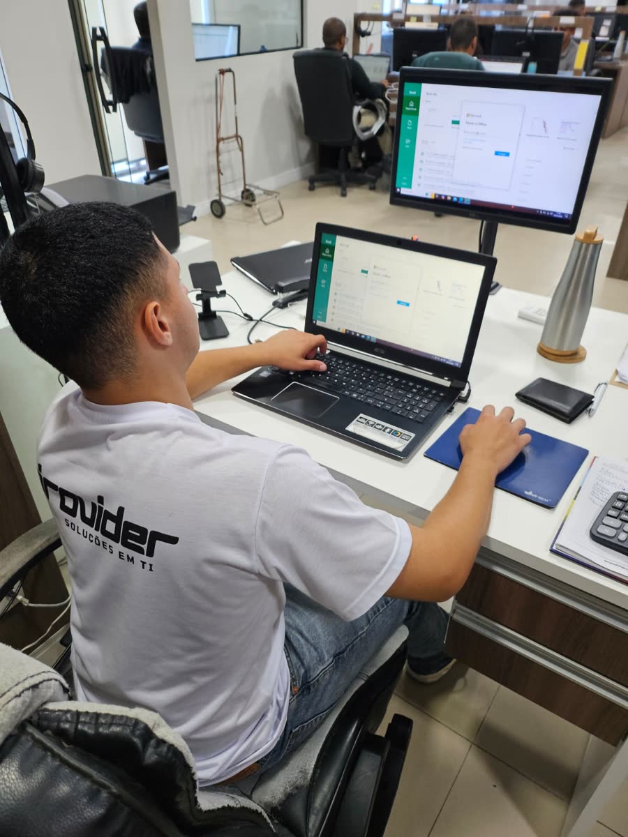 Técnico da Provider configurando notebook no escritório de um cliente